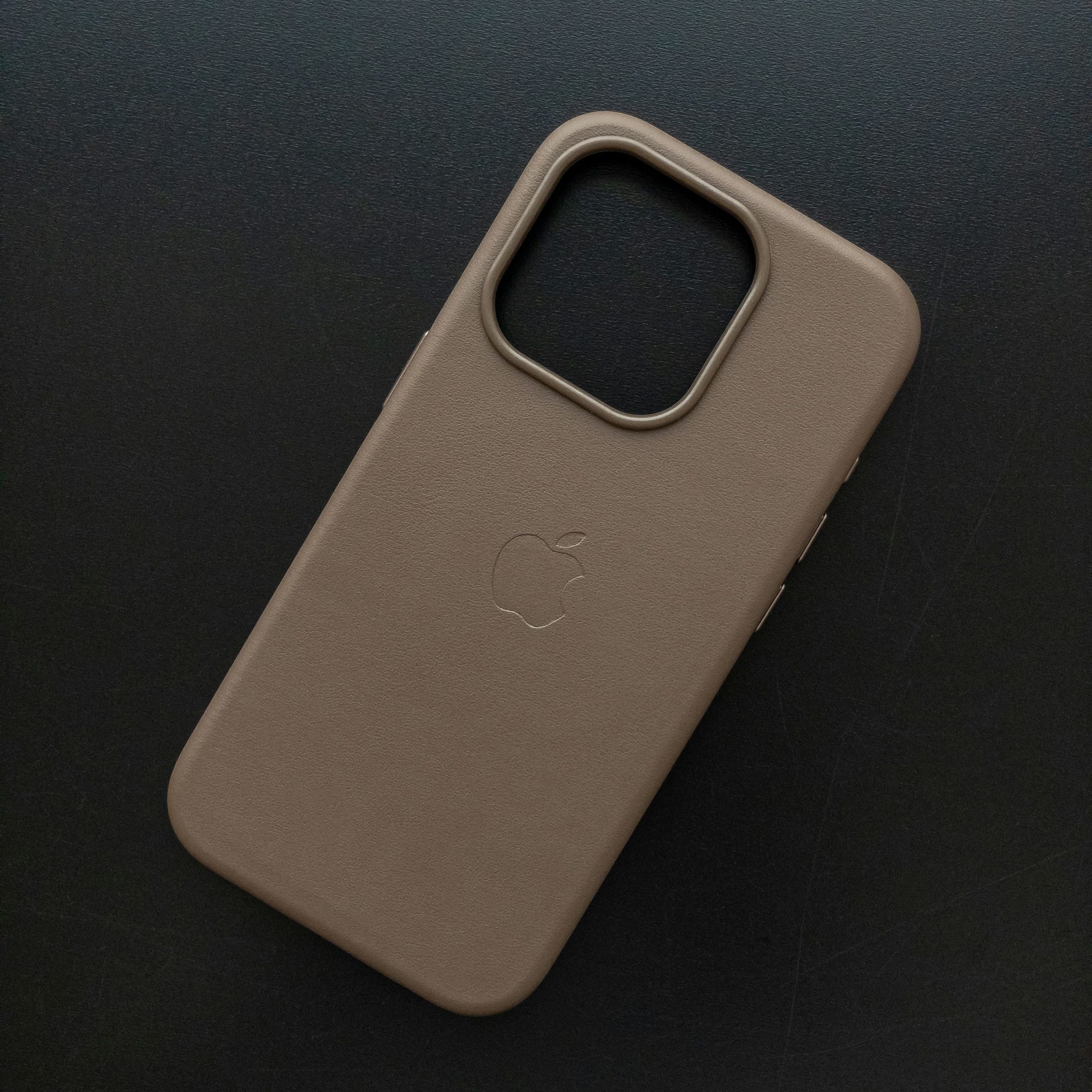 Чехол iPhone 15 Pro Leather Case (MagSafe) Bronze